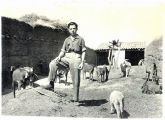 Luis Fernández con sus cabras en la C/ San Roque en 1962